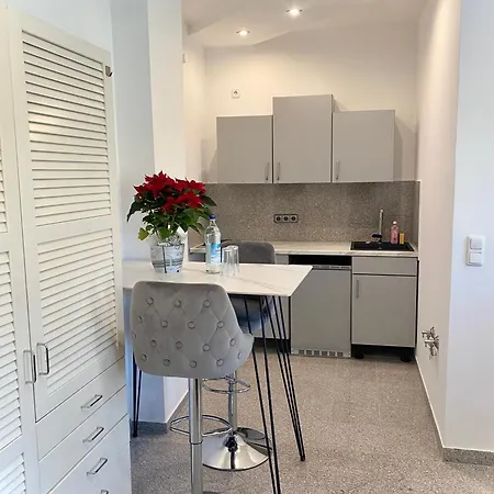 Kleines Apartment, Naehe Stadtzentrum Im 1ten Obergeschoss Apartament